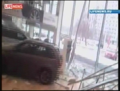 A intrat cu masina intr-un salon auto din Rusia! Cateva automobile nou-noute, distruse! VIDEO A intrat cu masina intr-un salon auto din Rusia! Cateva automobile nou-noute, distruse! VIDEO
