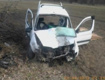 FOTO. Un barbat a murit dupa ce automobilul in care se afla a intrat intr-un copac. Soferul a adormit! FOTO. Un barbat a murit dupa ce automobilul in care se afla a intrat intr-un copac. Soferul a adormit!