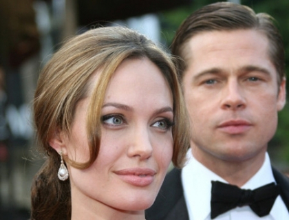 "Ce faci mai, te uiti la alta? Iti poate fi fiica!". Brad Pitt, luat pe sus de Angelina Jolie