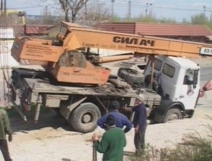 O macara s-a prabusit intr-o groapa de pe strada Muncesti! "Drumul a fost reparat de mantuiala!" O macara s-a prabusit intr-o groapa de pe strada Muncesti! "Drumul a fost reparat de mantuiala!"