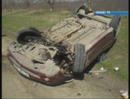 Au fost aruncati la 24 de metri dupa ce masina in care se aflau s-a rasturnat. Soferul a murit pe loc! Au fost aruncati la 24 de metri dupa ce masina in care se aflau s-a rasturnat. Soferul a murit pe loc!