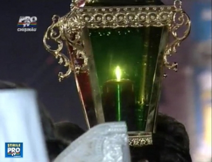 Focul Haric a ajuns si la Chisinau! Sute de credinciosi au asteptat sa ia Lumina Sfanta Focul Haric a ajuns si la Chisinau! Sute de credinciosi au asteptat sa ia Lumina Sfanta