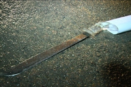 Un accident le-a salvat viata. Lovit de o masina a MAI in timp ce urmarea 4 adolescente cu...o SABIE Un accident le-a salvat viata. Lovit de o masina a MAI in timp ce urmarea 4 adolescente cu...o SABIE