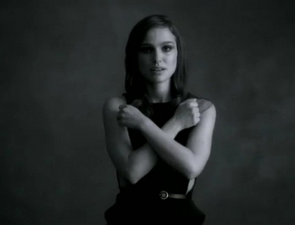 Videoclip emotionant, marca Paul McCartney. Natalie Portman si Johnny Depp vorbesc in limbajul semnelor Videoclip emotionant, marca Paul McCartney. Natalie Portman si Johnny Depp vorbesc in limbajul semnelor