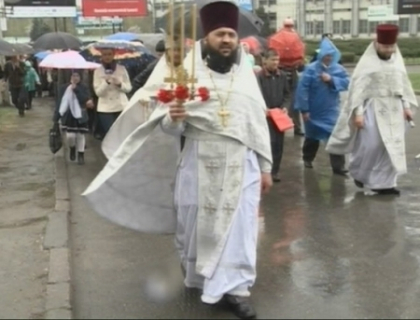 Nu i-a speriat nici ploaia. Zeci de credinciosi au strabatut Chisinaul pentru a parcurge Drumul Crucii Nu i-a speriat nici ploaia. Zeci de credinciosi au strabatut Chisinaul pentru a parcurge Drumul Crucii