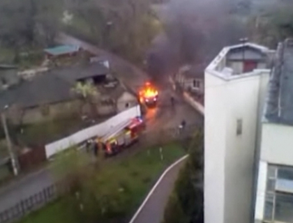 A ars de Pasti. Un Mercedes a explodat in timp ce soferita se afla inauntru. A scapat ca prin minune A ars de Pasti. Un Mercedes a explodat in timp ce soferita se afla inauntru. A scapat ca prin minune