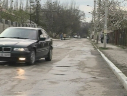 Politist luat la pumni in plina strada pentru ca le-a cerut agresorilor... sa nu injure