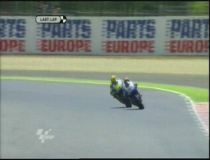 Asta e cea mai tare cursa de Moto GP din istorie! Spectacolul de neuitat oferit de Valentino Rossi si Jorge Lorenzo Asta e cea mai tare cursa de Moto GP din istorie! Spectacolul de neuitat oferit de Valentino Rossi si Jorge Lorenzo