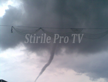 "Tornado" la Bacioi! Fenomenul spectaculos de pe cerul innorat i-a lasat masca pe locuitori. VIDEO