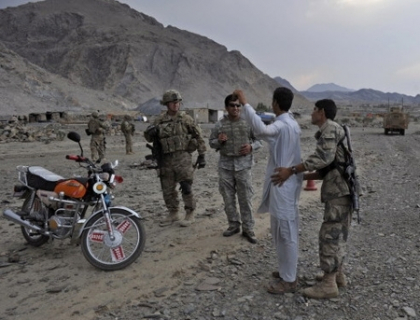 Incredibil. Un comandant taliban s-a predat ca sa ia recompensa promisa pentru arestarea LUI Incredibil. Un comandant taliban s-a predat ca sa ia recompensa promisa pentru arestarea LUI