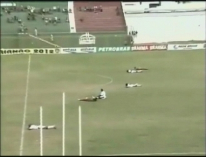 Jucatori atacati de albine! O partida de fotbal din Brazilia a avut parte de o faza rar intalnita Jucatori atacati de albine! O partida de fotbal din Brazilia a avut parte de o faza rar intalnita