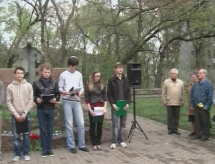Lumanari si flori pentru victimele holocaustului, comemorate la Chisinau