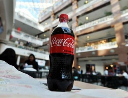 Ucisa de coca-cola? O femeie a murit dupa ce a consumat zilnic 10 litri de Cola timp de 8 ani Ucisa de coca-cola? O femeie a murit dupa ce a consumat zilnic 10 litri de Cola timp de 8 ani
