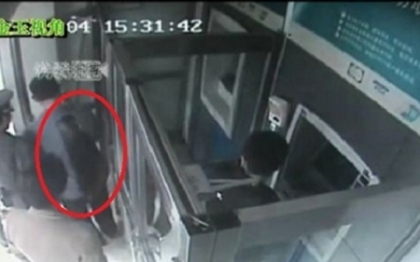 Injunghiat in spate pentru ca nu a stat la coada la bancomat. VIDEO socant Injunghiat in spate pentru ca nu a stat la coada la bancomat. VIDEO socant