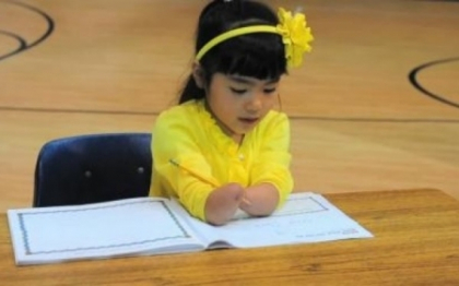 Stirea la care a plans toata planeta. O fetita fara maini a castigat un concurs de caligrafie. VIDEO Stirea la care a plans toata planeta. O fetita fara maini a castigat un concurs de caligrafie. VIDEO