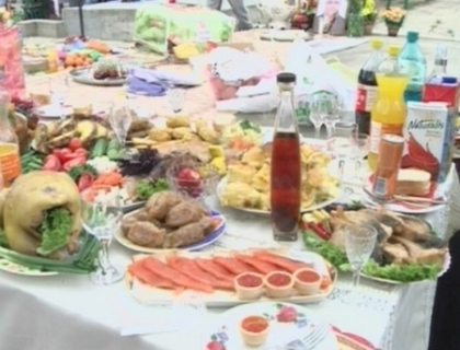 Porci la rotisor, gaini fripte si icre rosii! Cum a fost sarbatorit Pastele Blajinilor la cimitirul Sfantul Lazar Porci la rotisor, gaini fripte si icre rosii! Cum a fost sarbatorit Pastele Blajinilor la cimitirul Sfantul Lazar