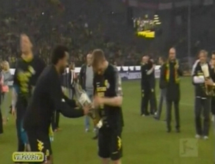 Borussia Dortmund a devenit campioana Germaniei! Jucatorii s-au scaldat in bere... la propriu!