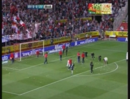 Atac cu mingi de tenis pe terenul de fotbal! Protestul inedit al fanilor de la Sevilla dupa El Classico Atac cu mingi de tenis pe terenul de fotbal! Protestul inedit al fanilor de la Sevilla dupa El Classico