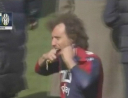 Le-au cerut fotbalistilor sa-si scoata tricourile si sa paraseasca terenul! Fanii de la Genoa protesteaza