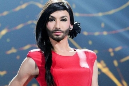 E sexy, are un corp de vis, o voce de aur si o barba stufoasa! Afla secretul socant pe care il ascunde E sexy, are un corp de vis, o voce de aur si o barba stufoasa! Afla secretul socant pe care il ascunde