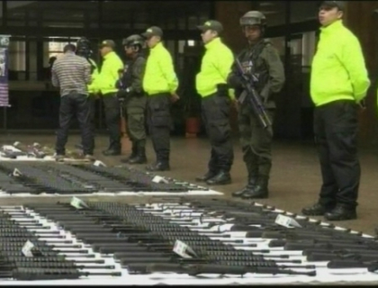 Lot impunator de arme si munitii confiscat de politistii din Columbia. Cui erau destinate Lot impunator de arme si munitii confiscat de politistii din Columbia. Cui erau destinate