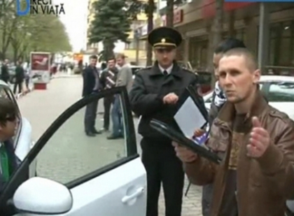 Politistul care a ajutat un sofer blocat in fata unui salon auto, ridicat in grad. Cum s-a petrecut totul Politistul care a ajutat un sofer blocat in fata unui salon auto, ridicat in grad. Cum s-a petrecut totul