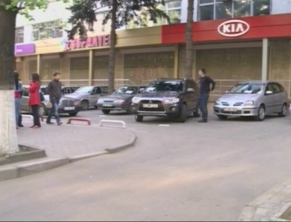 "Am dreptul la spatiul public". Flashmob in fata salonului auto unde a fost blocat un sofer