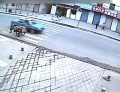 Asfalt de 2 yuani in China. Momentul in care unei tinere ii fuge pamantul de sub picioare. VIDEO Asfalt de 2 yuani in China. Momentul in care unei tinere ii fuge pamantul de sub picioare. VIDEO