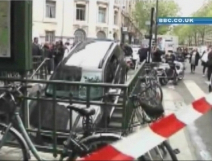Un francez si-a parcat Dacia Duster direct pe scarile unei statii de metrou din Paris. Cum a fost posibil?
