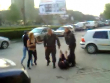 Cum si-au inceput acesti tineri dimineata dupa ce au baut prea mult intr-un karaoke. VIDEO Cum si-au inceput acesti tineri dimineata dupa ce au baut prea mult intr-un karaoke. VIDEO
