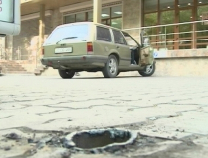 Barierele din fata salonului KIA, scoase printr-o decizie a Primariei! Ce spune administratia magazinului