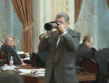Sesiune foto in Parlament! Mihai Ghimpu, in rol de fotoreporter. Cum s-a descurcat