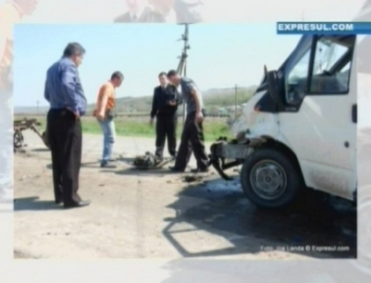 Tractor lovit in plin de un microbuz iesit pe contrasens! O persoana a murit. FOTO Tractor lovit in plin de un microbuz iesit pe contrasens! O persoana a murit. FOTO