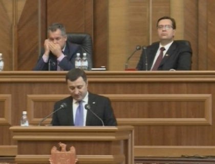 Premierul Vlad Filat, audiat in Parlament! De ce a fost criticat de liberali si socialisti