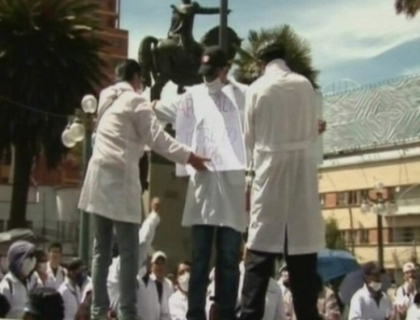 Au scris pe pancarde cu propriul sange! Ce i-a facut pe studentii bolivieni sa protesteze in asa mod