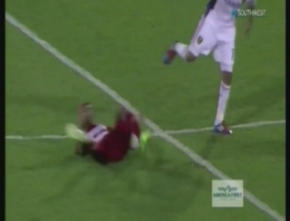 Accidentare horror pe terenul de fotbal! Uite cum si-a rupt mana un jucator american Accidentare horror pe terenul de fotbal! Uite cum si-a rupt mana un jucator american