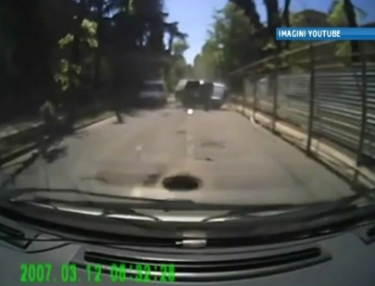 Accident ca in filme. Vezi cum un sofer ghinionist da peste o gura de canal si se rastoarna