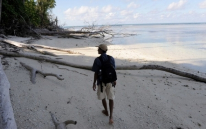 Un britanic este Robinson Crusoe modern. Locuieste de 50 de ani pe o insula din Seychelles. VIDEO Un britanic este Robinson Crusoe modern. Locuieste de 50 de ani pe o insula din Seychelles. VIDEO