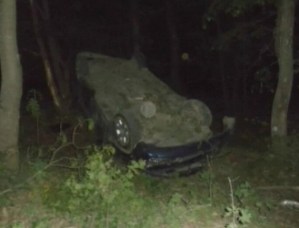 FOTO. Tanar de 21 de ani, mort dupa ce automobilul sau s-a rasturnat si s-a izbit de un copac FOTO. Tanar de 21 de ani, mort dupa ce automobilul sau s-a rasturnat si s-a izbit de un copac