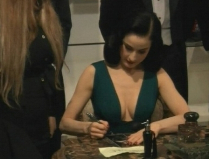Fosta dansatoare de striptease Dita Von Teese si-a lansat primul parfum! Fosta dansatoare de striptease Dita Von Teese si-a lansat primul parfum!