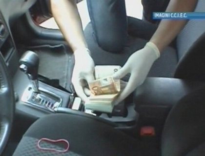 Arest la domiciliu pentru juristul de la Primarie care a fost prins in timp ce primea 10 mii de euro! Arest la domiciliu pentru juristul de la Primarie care a fost prins in timp ce primea 10 mii de euro!