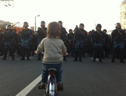 "Piata Tiananmen a Rusiei". Imaginea unui baietel pe bicicleta, simbolul protestelor anti-Putin