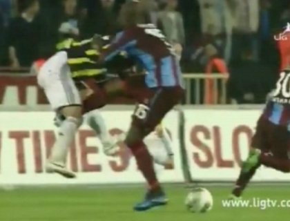 Asta e cel mai DUR fault din acest an! Emre, lovit violent in testicole de un adversar! Asta e cel mai DUR fault din acest an! Emre, lovit violent in testicole de un adversar!