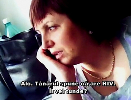 Revoltator! Au refuzat sa-l tunda dupa ce au aflat ca e infectat cu HIV. CAMERA ASCUNSA Revoltator! Au refuzat sa-l tunda dupa ce au aflat ca e infectat cu HIV. CAMERA ASCUNSA