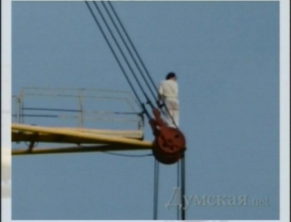FOTO. Moldovean sinucigas in Ucraina! A fugit din psihiatrie si s-a urcat pe o macara. Afla ce a urmat