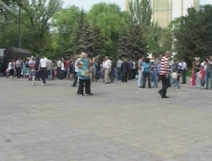Terci ostasesc si un pahar de vodca pentru veterani! 9 mai, in scuarul Operei Nationale Terci ostasesc si un pahar de vodca pentru veterani! 9 mai, in scuarul Operei Nationale