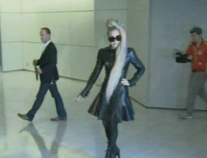 Lady Gaga si-a incantat din nou fanii! Uite ce look excentric a adoptat artista