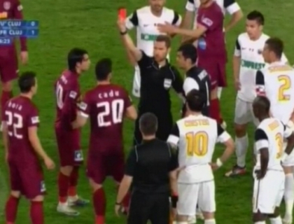 Scandal monstru in Romania! Derbyul Clujului dintre Universitatea si CFR, intrerupt din cauza violentelor Scandal monstru in Romania! Derbyul Clujului dintre Universitatea si CFR, intrerupt din cauza violentelor