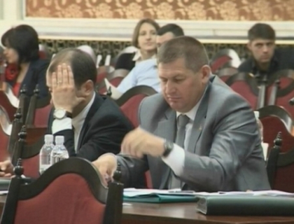 "Deputatii fumeaza pe coridoarele parlamentului!" Vezi replica lui Marian Lupu "Deputatii fumeaza pe coridoarele parlamentului!" Vezi replica lui Marian Lupu