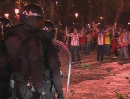 Fanii Atletico s-au batut cu politistii! Cum au sarbatorit suporterii de la Madrid victoria echipei favorite Fanii Atletico s-au batut cu politistii! Cum au sarbatorit suporterii de la Madrid victoria echipei favorite